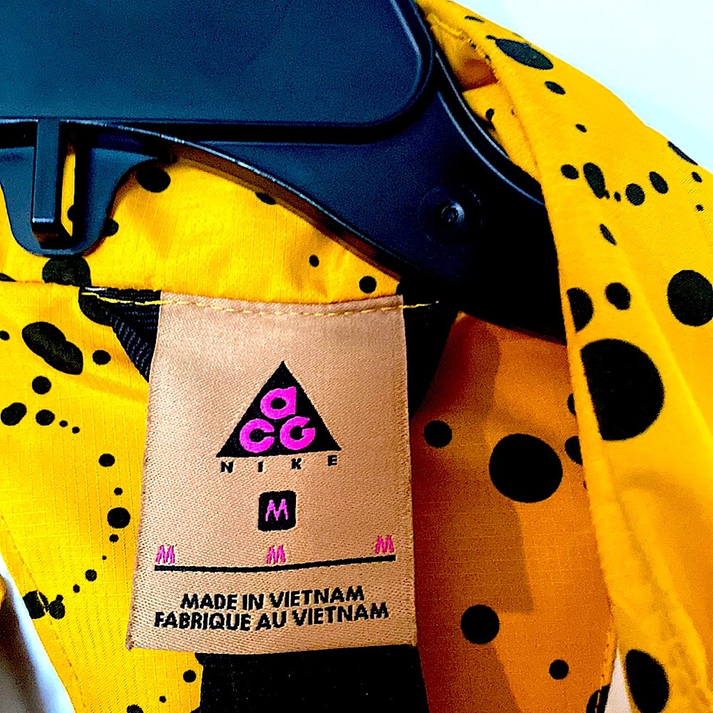 Nike MEN'S Nikelab ACG Insulated Jacket White Yellow black polka Dots SIZE MED. - Picture 3 of 4